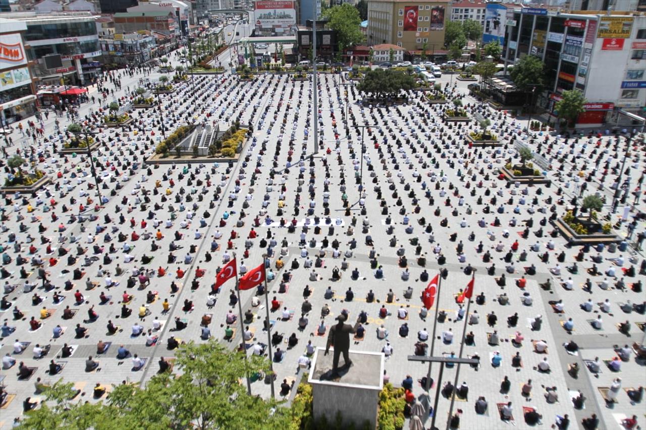 74 Gün Sonra İlk Cuma Namazı Esenyurt Meydanı’nda Kılındı