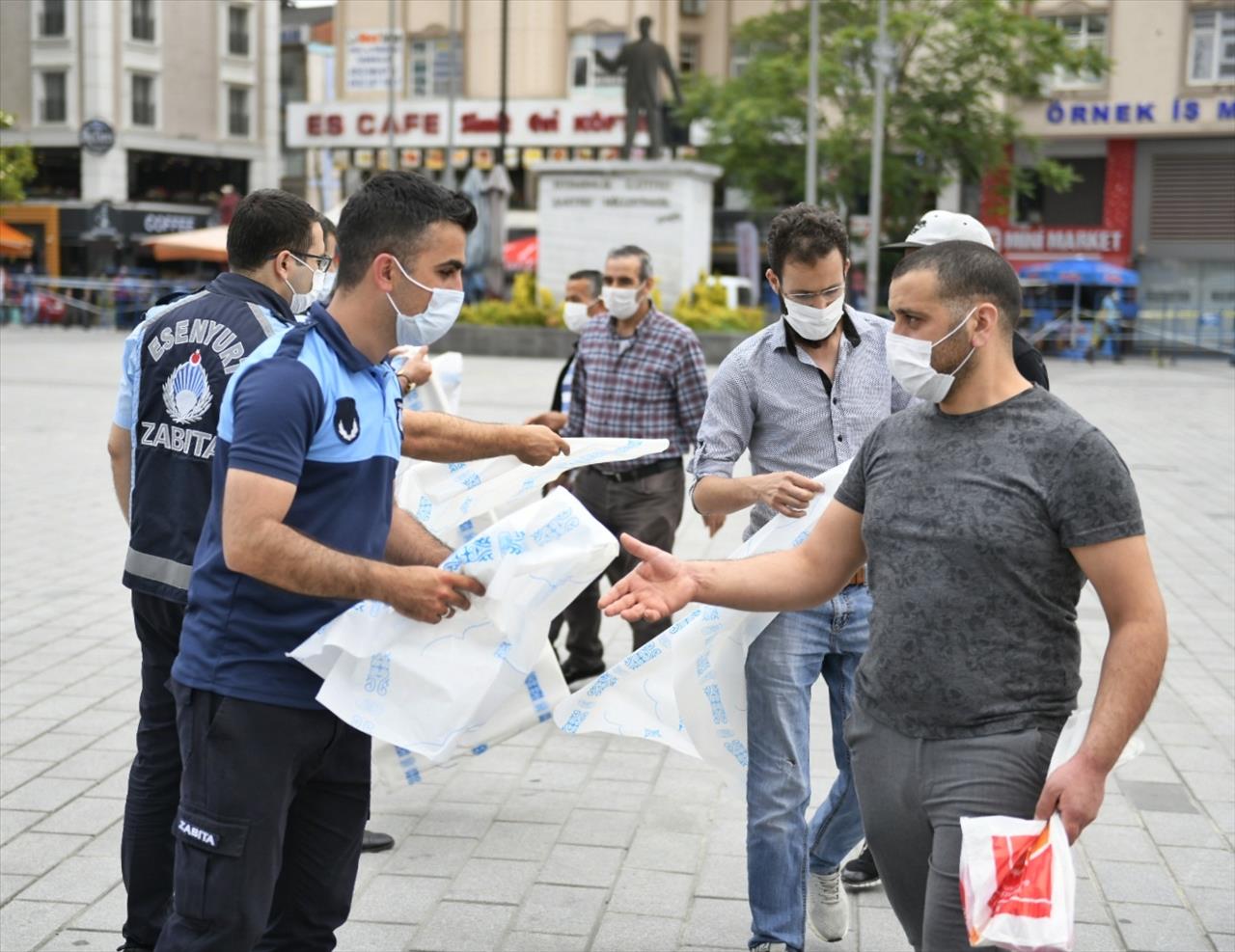 Esenyurt Belediyesi Cuma Namazı Öncesi Tek Kullanımlık Seccade Dağıttı