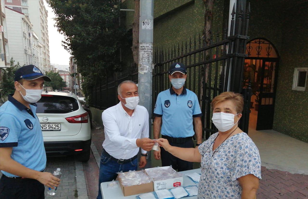 Esenyurt Belediyesi, Cami, Cemevi Ve Mezarlıklarda Maske, Su Ve Tatlı İkramında Bulundu. 