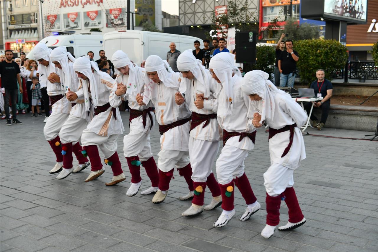 Manuş Baba Şarkılarını Esenyurtlular İçin Söyledi