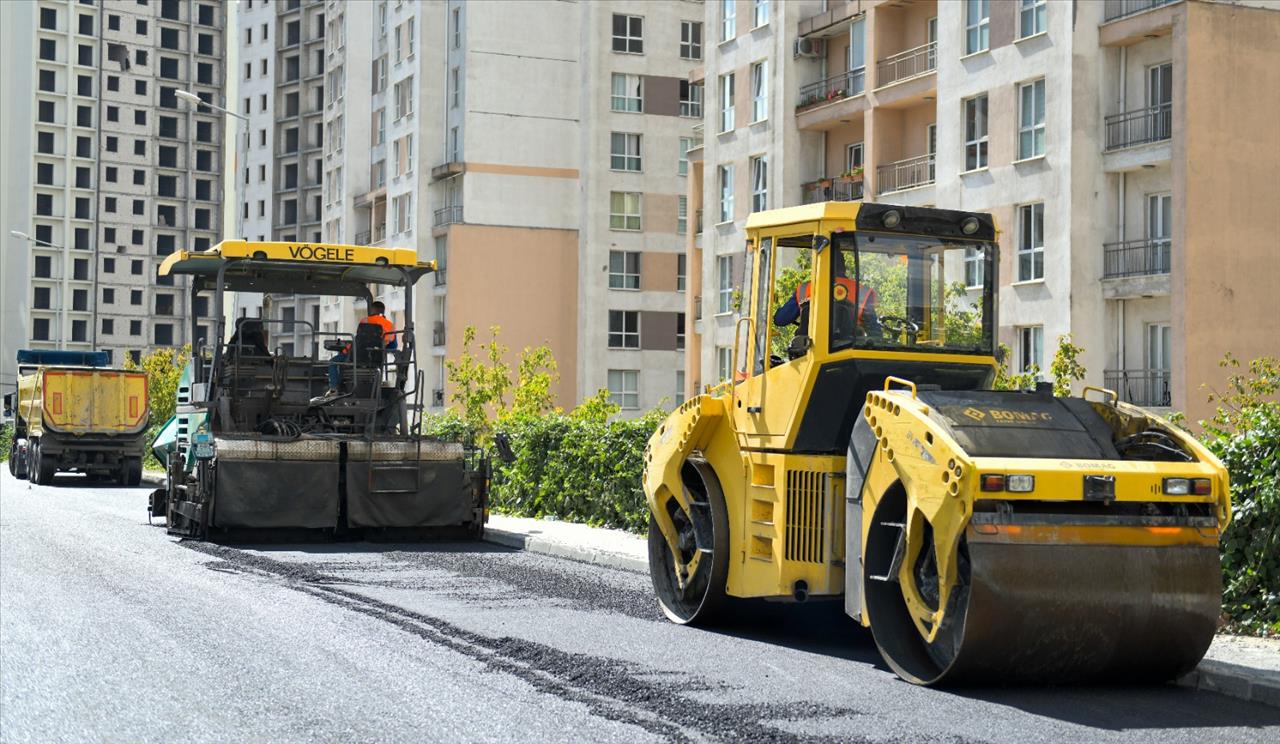 Esenyurt’ta Tahrip Olan Yollar Yenileniyor