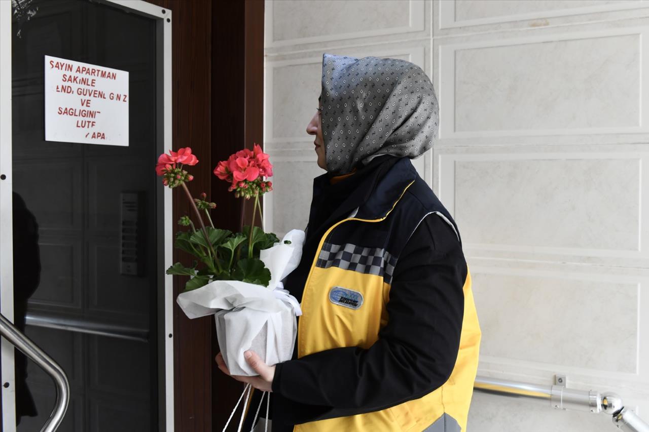 Esenyurt Belediyesi’nden Annelere Anlamlı Ziyaret