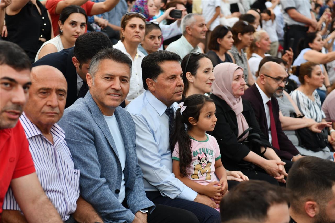 Esenyurt’ta Açık Hava Tiyatrosunda Eğlenceli Saatler: Türküler Söylendi, Halaylar Çekildi