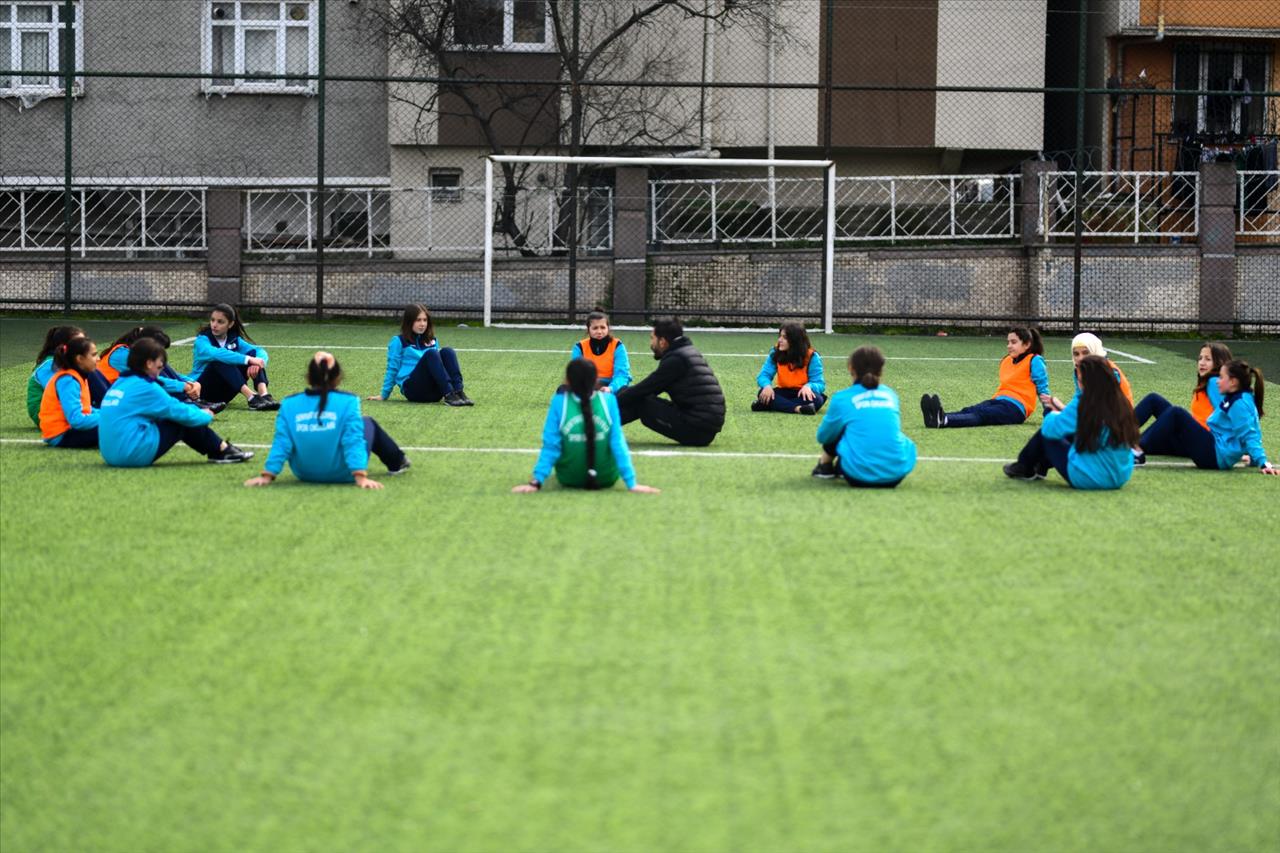 Esenyurt’ta Kız Çocuklarına Özel Futbol Kursu 