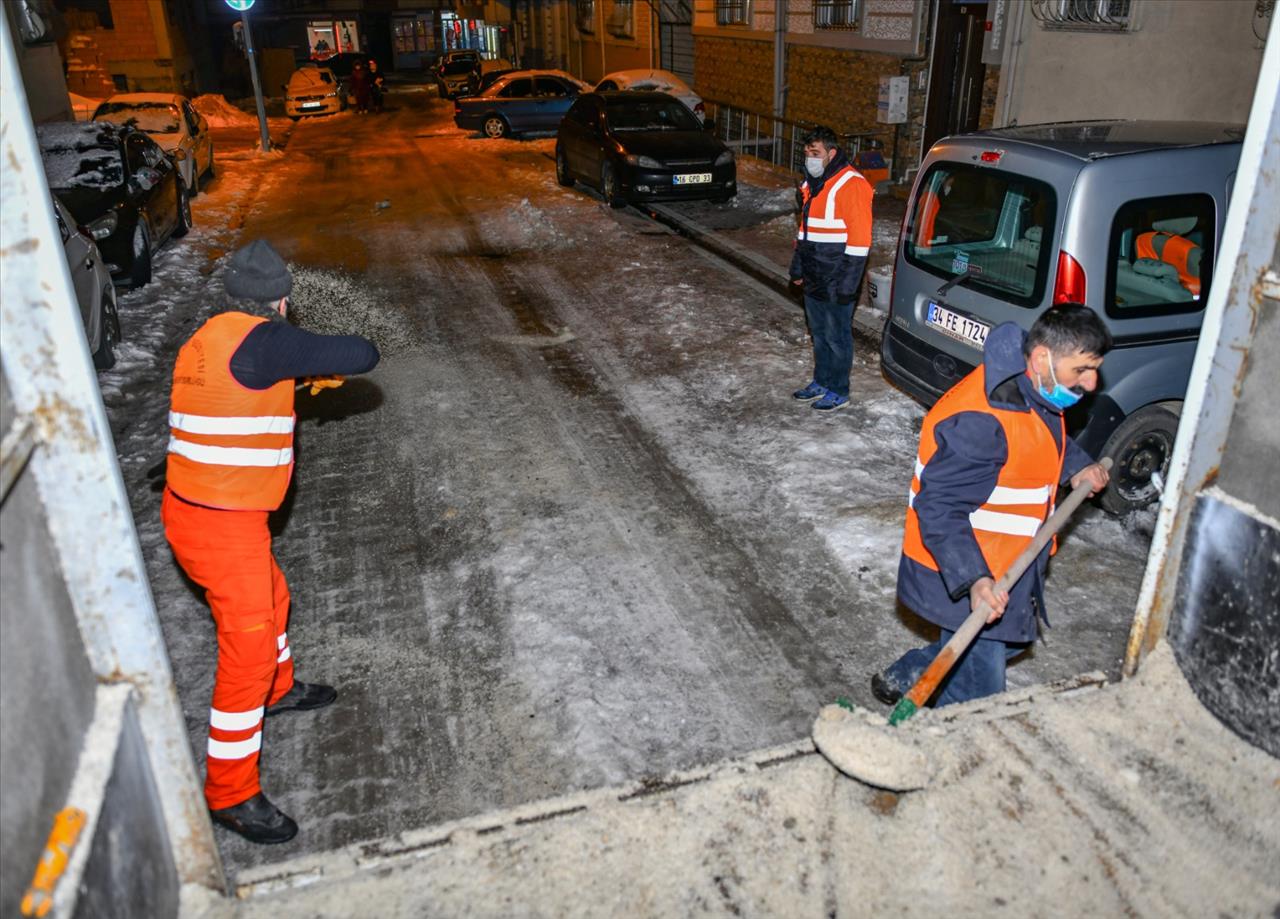 Kışla Mücadele Ekiplerinin Çalışmaları Gece Boyunca Sürdü