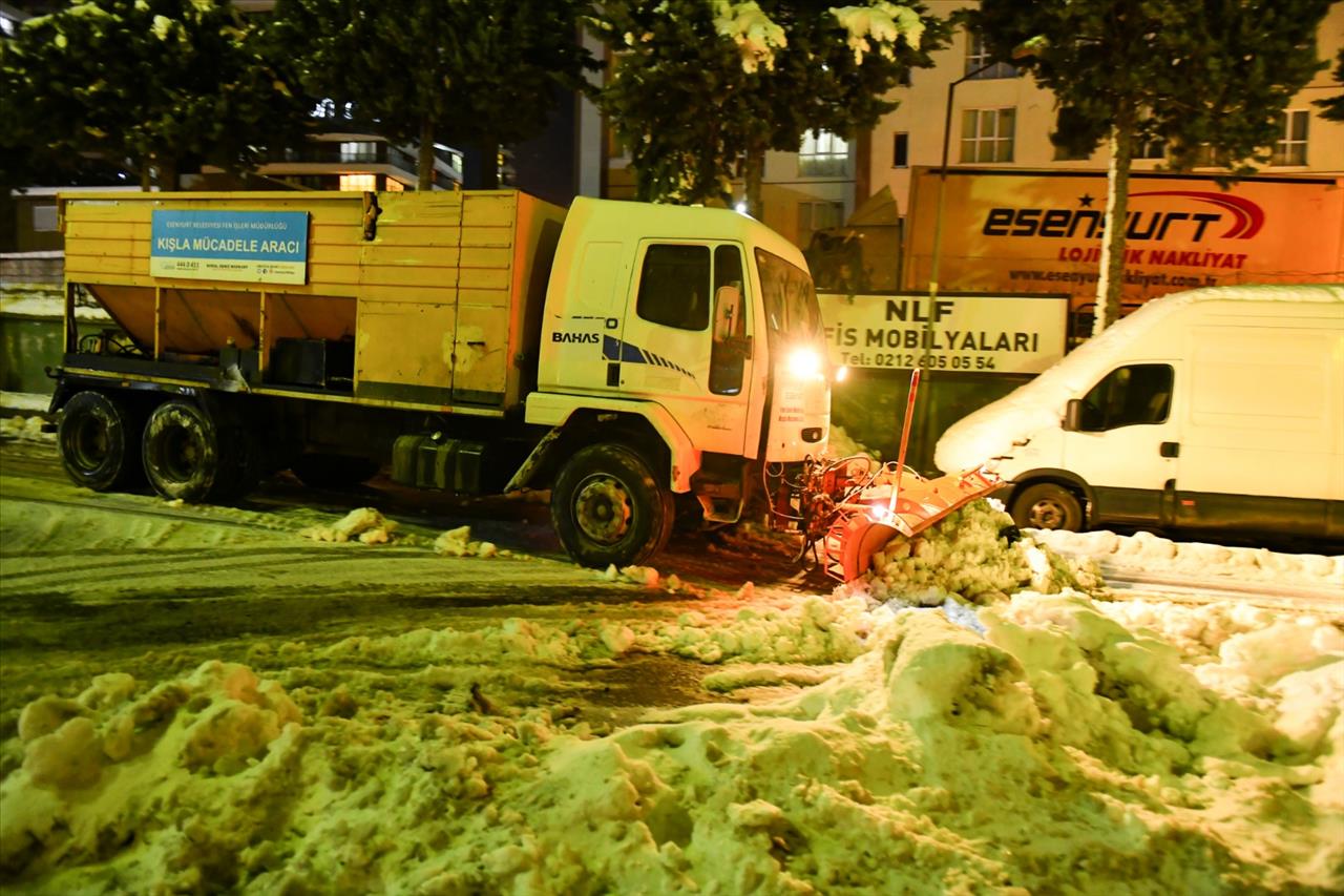 Kışla Mücadele Ekiplerinin Çalışmaları Gece Boyunca Sürdü