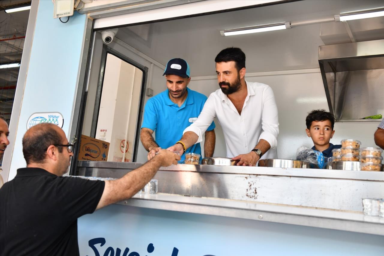 Başkan Özer Vatandaşlara Aşure İkramında Bulundu