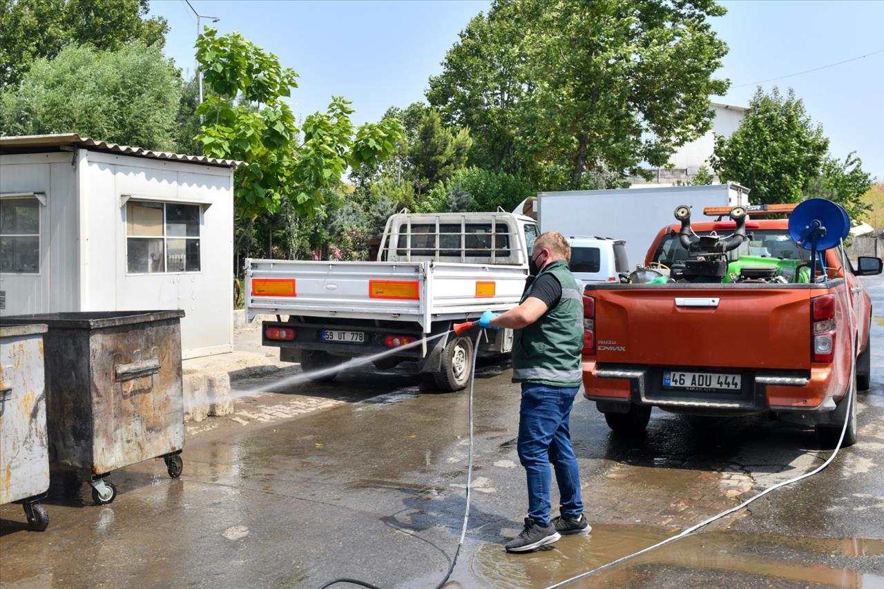 İlaçlama ve Yıkama Çalışmaları Sürüyor