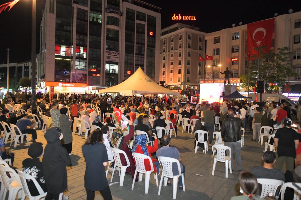 Esenyurt Meydanı’nda 15 Temmuz Anması