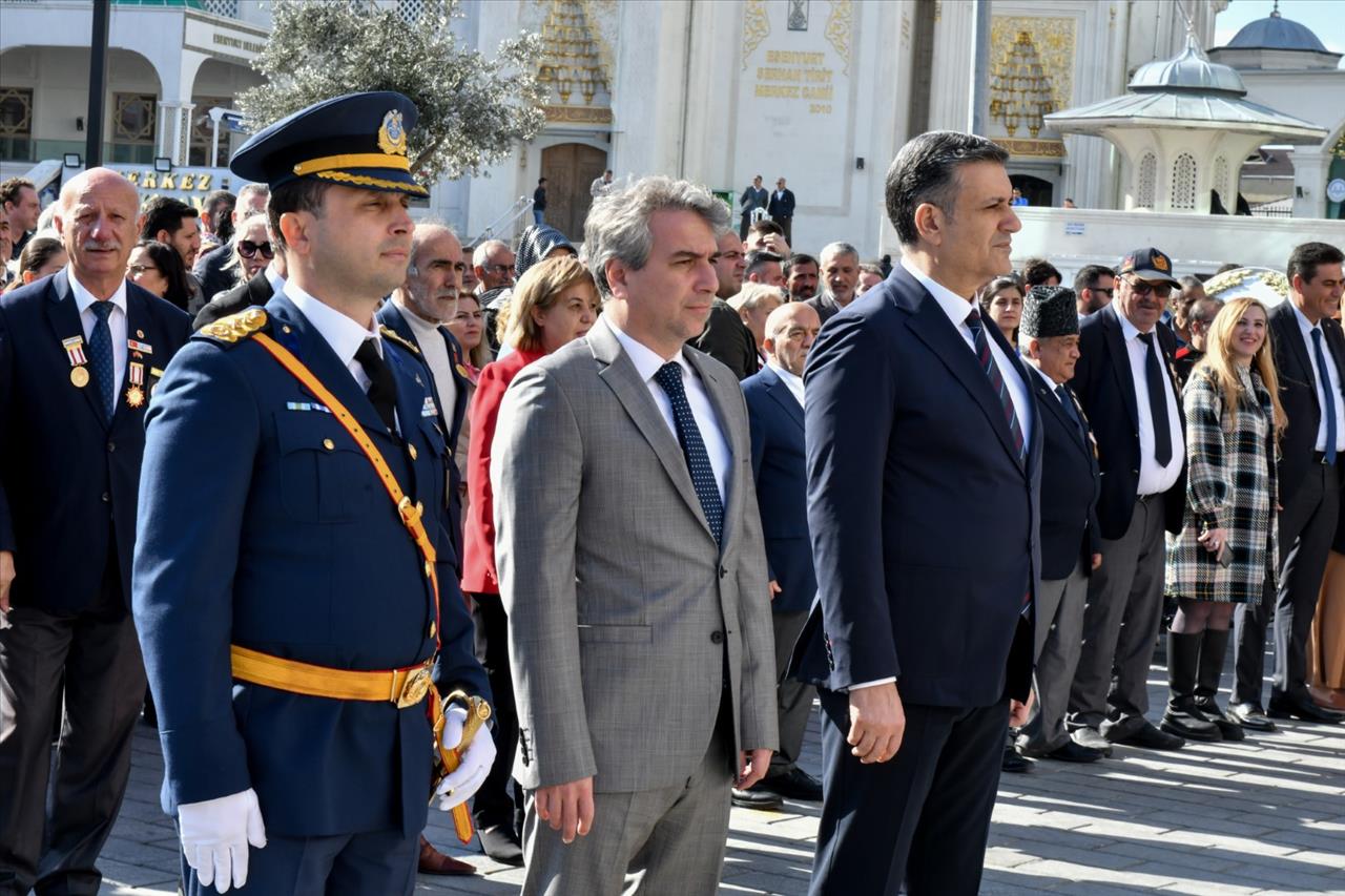 Esenyurt’ta Çelenk Sunma Töreni Gerçekleşti