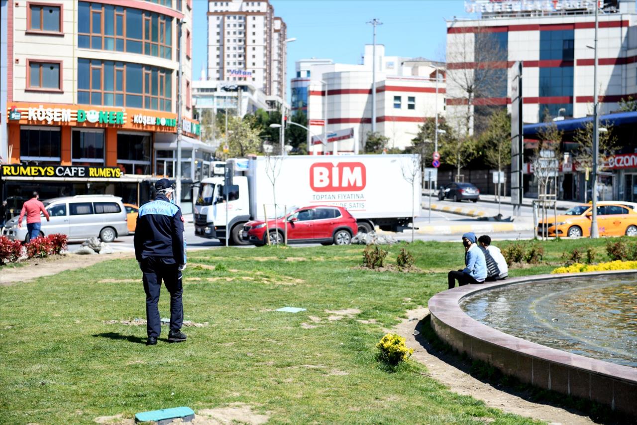 Esenyurt'ta Park ve Bahçe Alanlarında Toplanmaya Karşı Sulama Sistemleri Açıldı