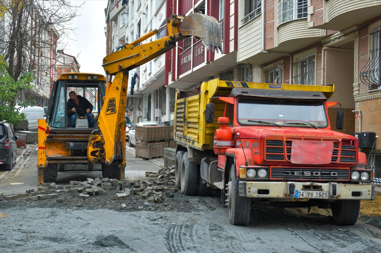 Esenyurt Belediyesi Bozuk Olan Yol Ve Kaldırımları Yenilemeye Devam Ediyor 