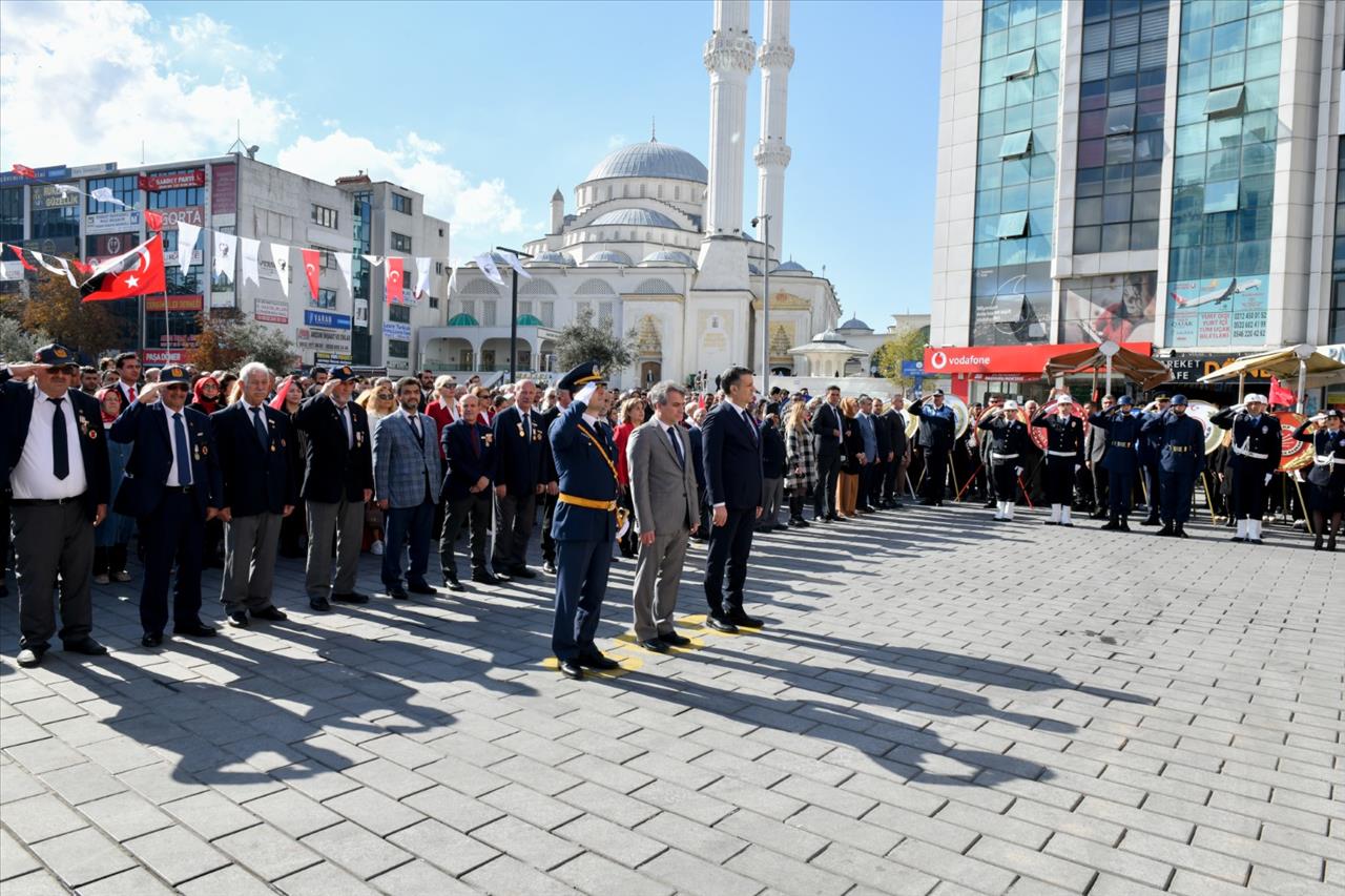 Esenyurt’ta Çelenk Sunma Töreni Gerçekleşti