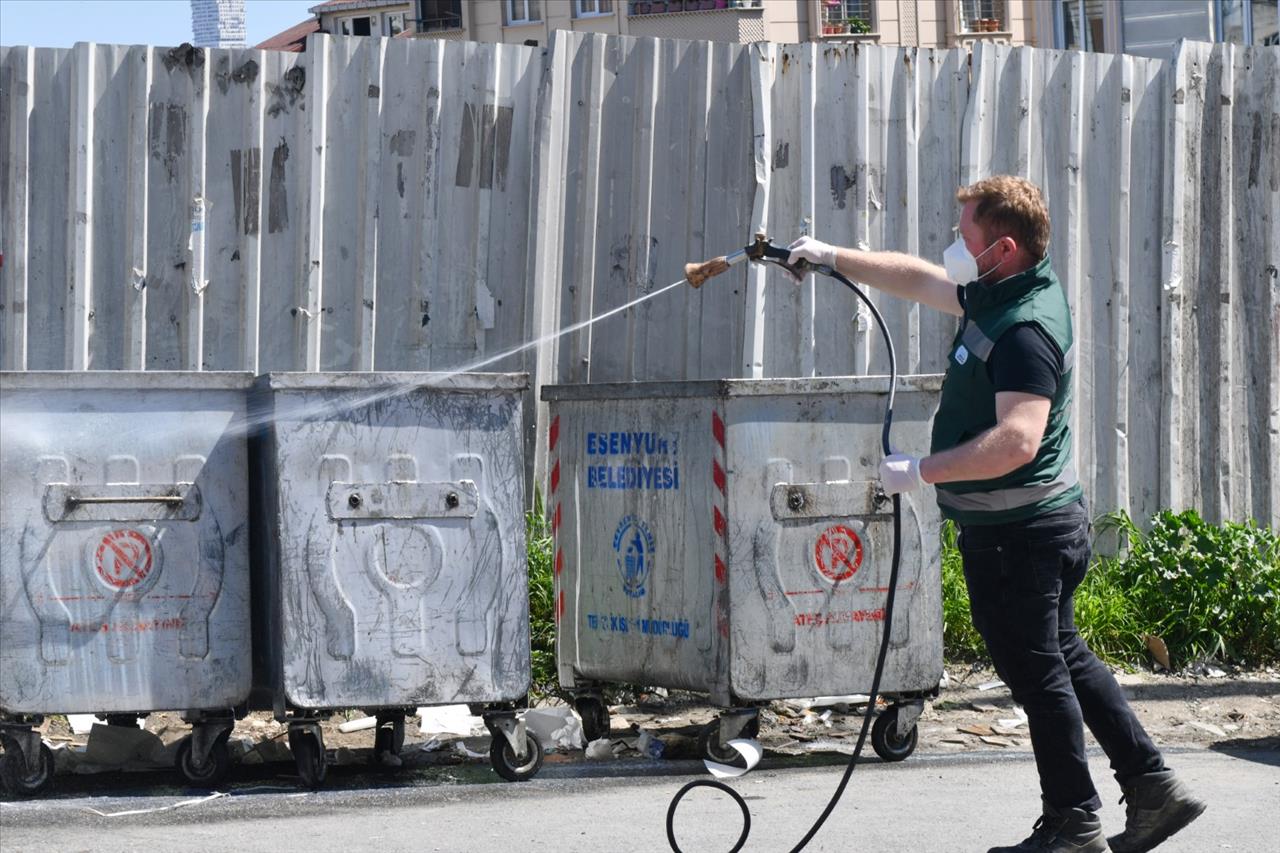 Esenyurt'ta Çöp Konteynerleri Dezenfekte Ediliyor