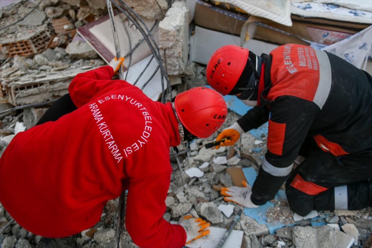 Esenyurt Depremin Yaralarını Sarıyor