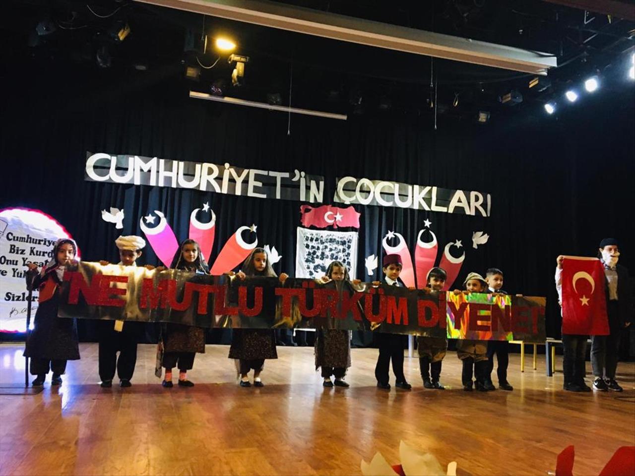 Esenyurtlu Çocuklardan “Cumhuriyet’in Çocukları” Gösterisi