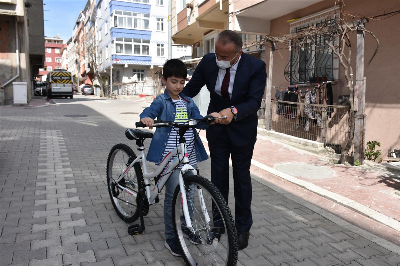 Esenyurt'ta Şiir Ve Resim Yarışmasının Kazananları Ödüllerini Aldı