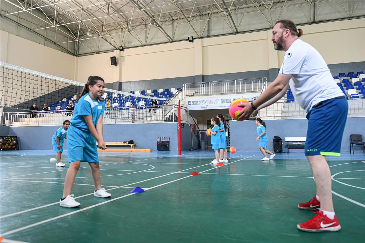 Esenyurtlu Çocuklar Hem Spor Yapıyor Hem De Sosyalleşiyor