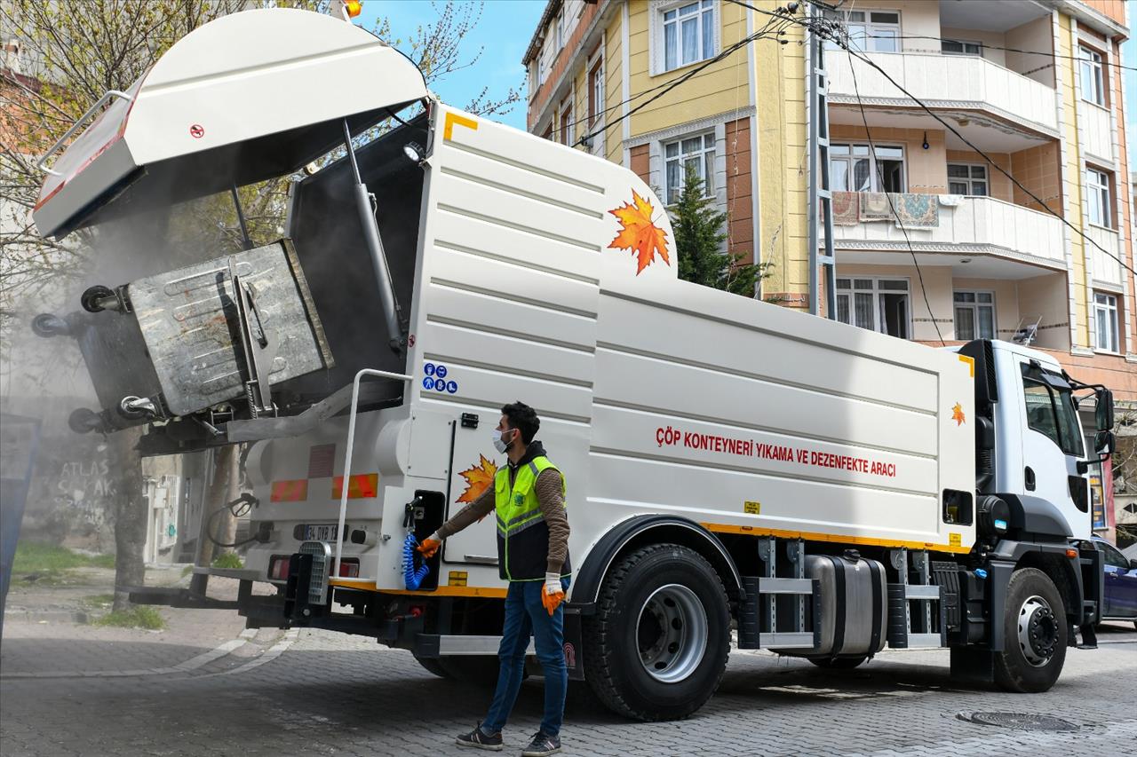 Esenyurt’ta Cadde Ve Sokaklar Yıkanıyor