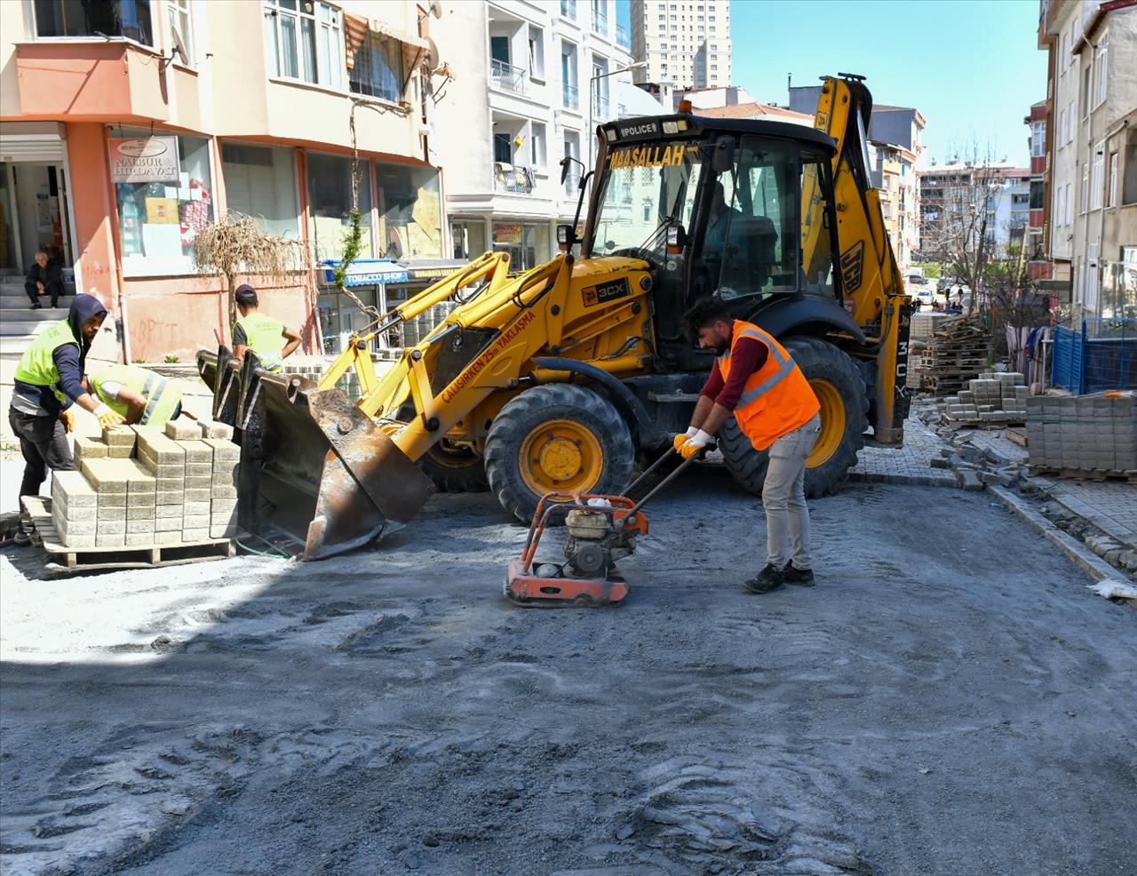 Esenyurt Belediyesi Yolları Güzelleştirmeye Devam Ediyor