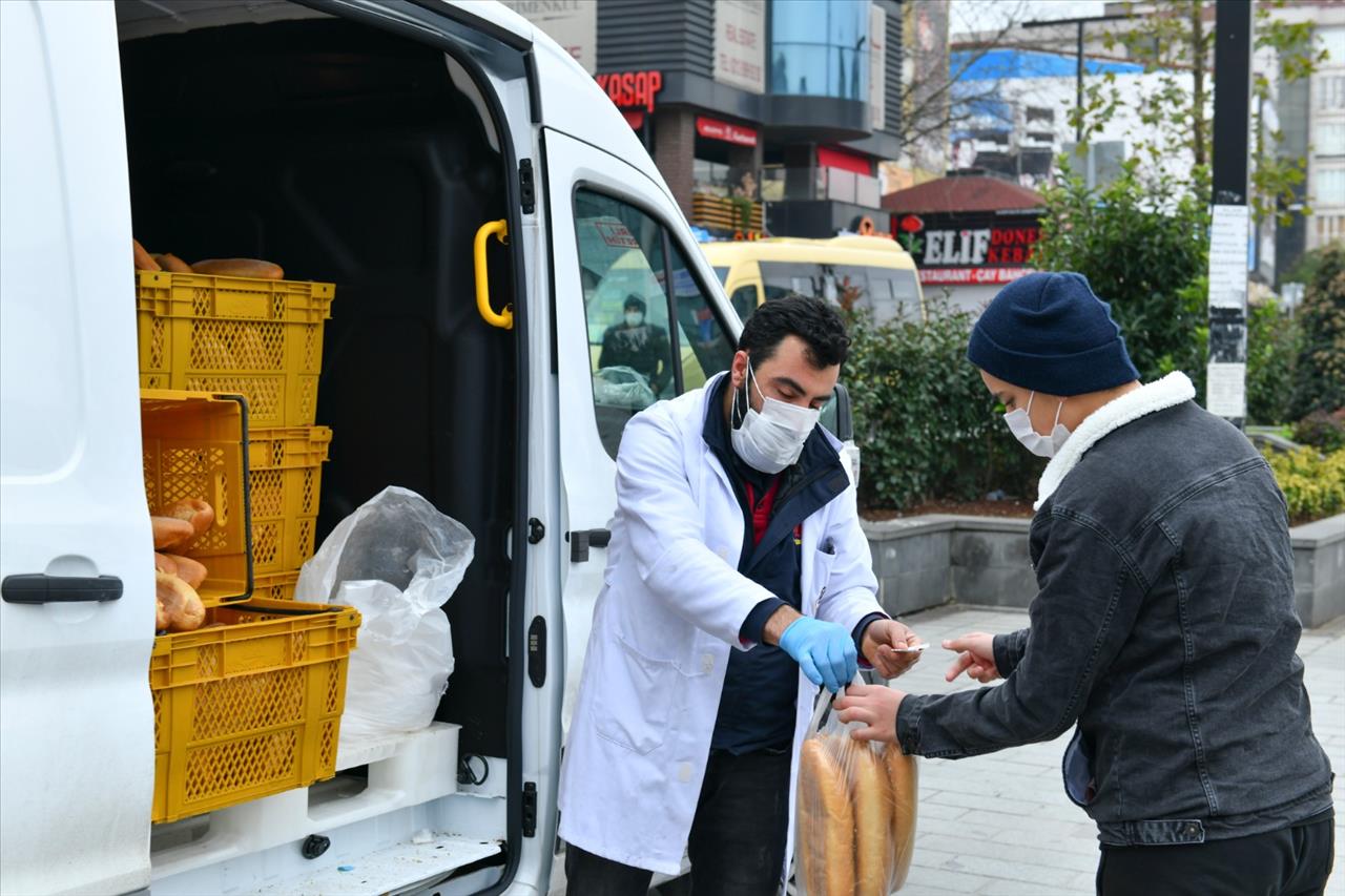 İBB’nin 2 Mobil Halk Ekmek Büfesi Esenyurt’ta Hizmet Veriyor