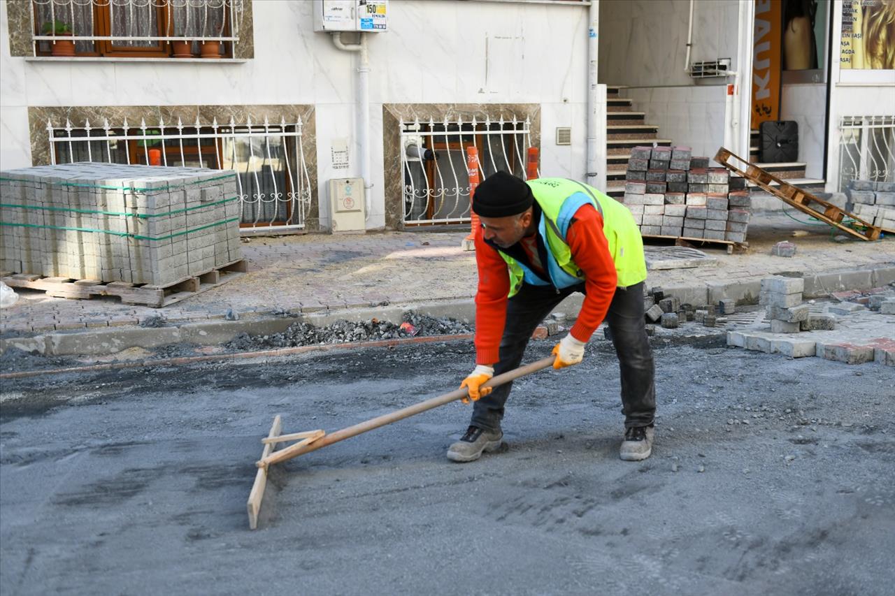 Esenyurt’ta Yol Yenileme Çalışmaları Devam Ediyor