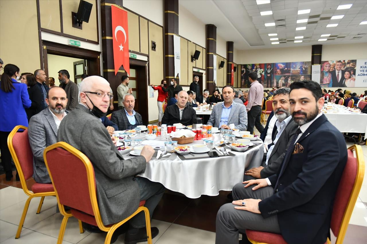 Başkan Kemal Deniz Bozkurt, Kent Konseyi İle İftarda Bir Araya Geldi