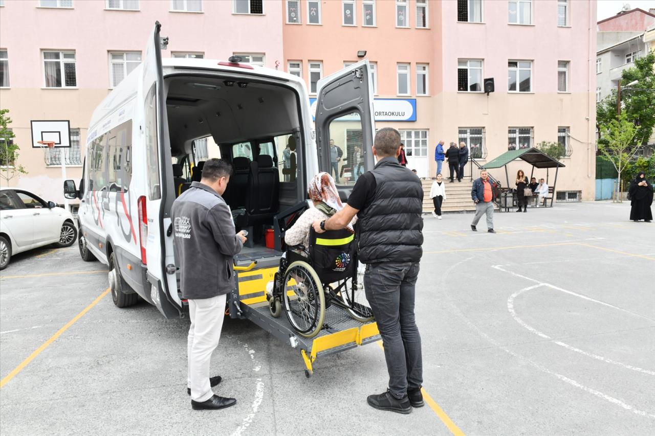 Esenyurt’ta Engelli ve Yaşlılar Sandıklara Taşındı