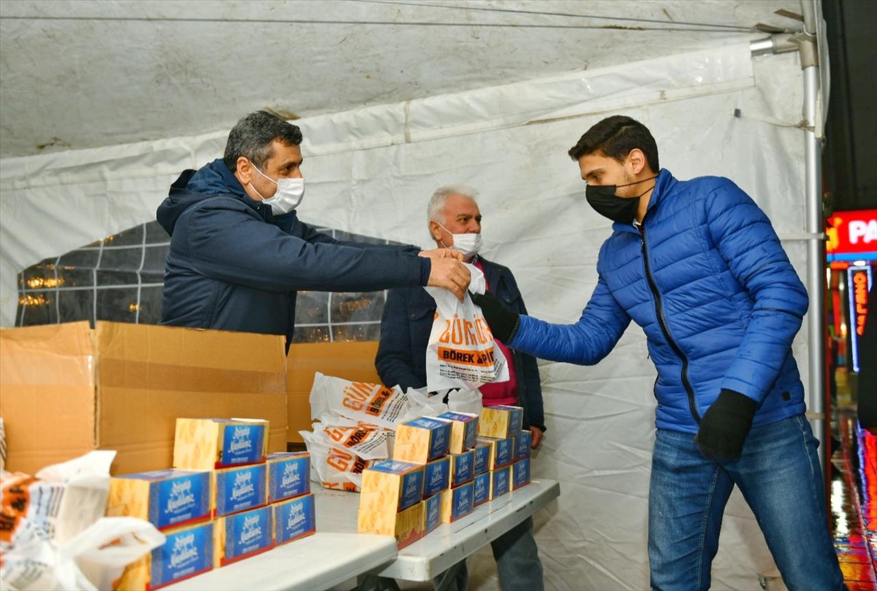 Esenyurt’ta Vatandaşlara Kandil Simidi İkram Edildi