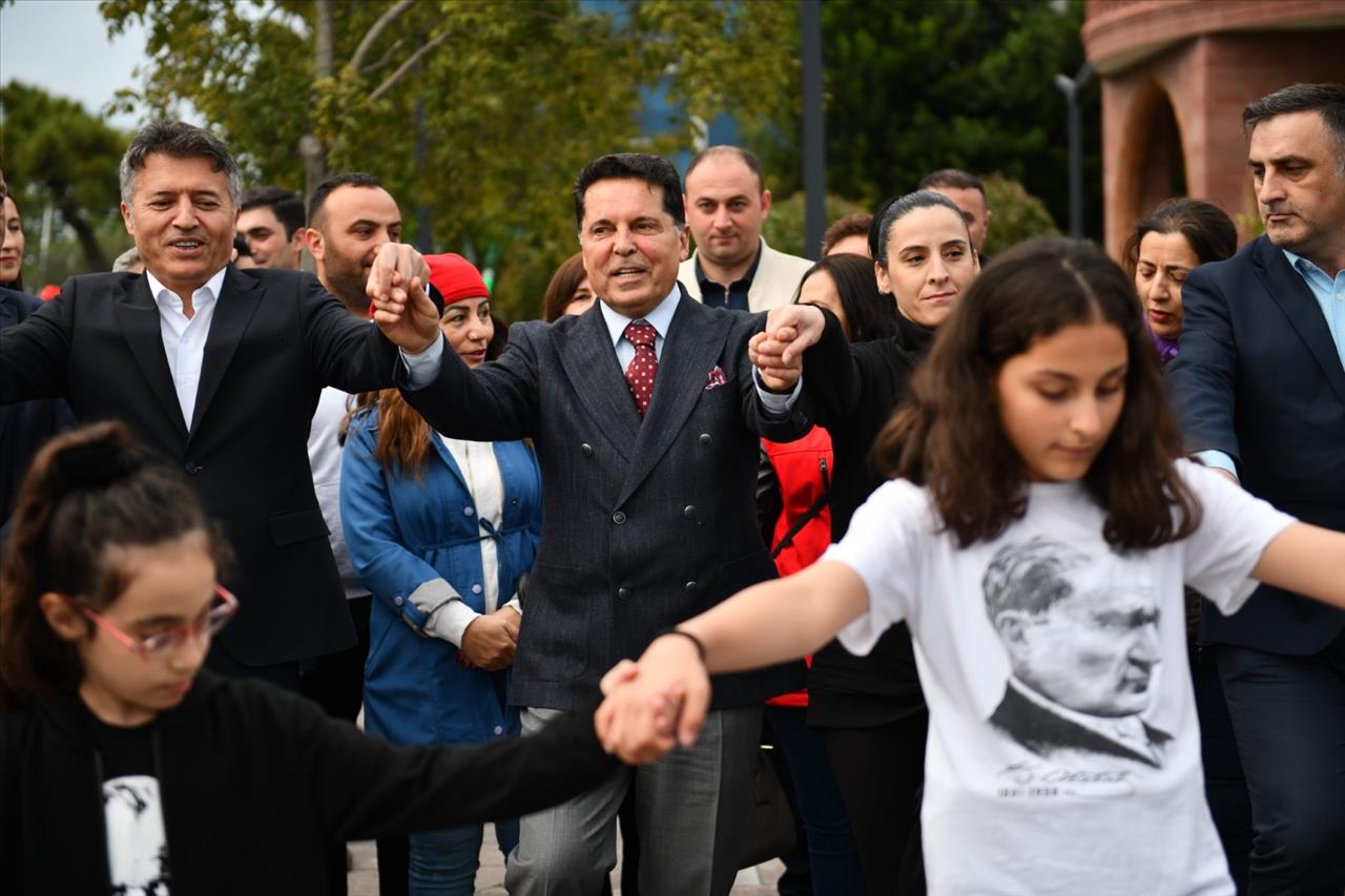 Esenyurt’taki 19 Mayıs Etkinliklerinde Genç Yetenekler Sahne Aldı