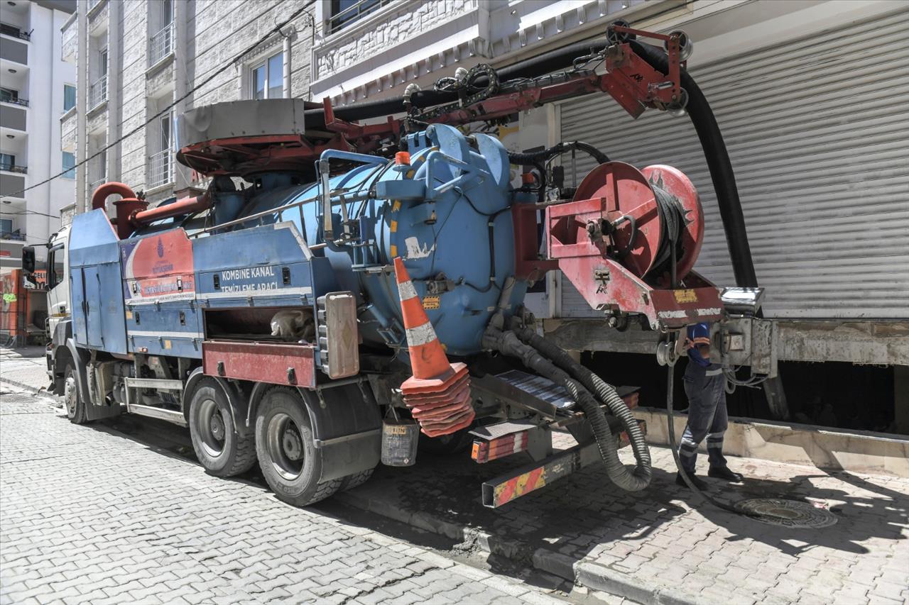 Esenyurt’ta Bodrum Katlarındaki Çamur Ve Balçık Temizlendi