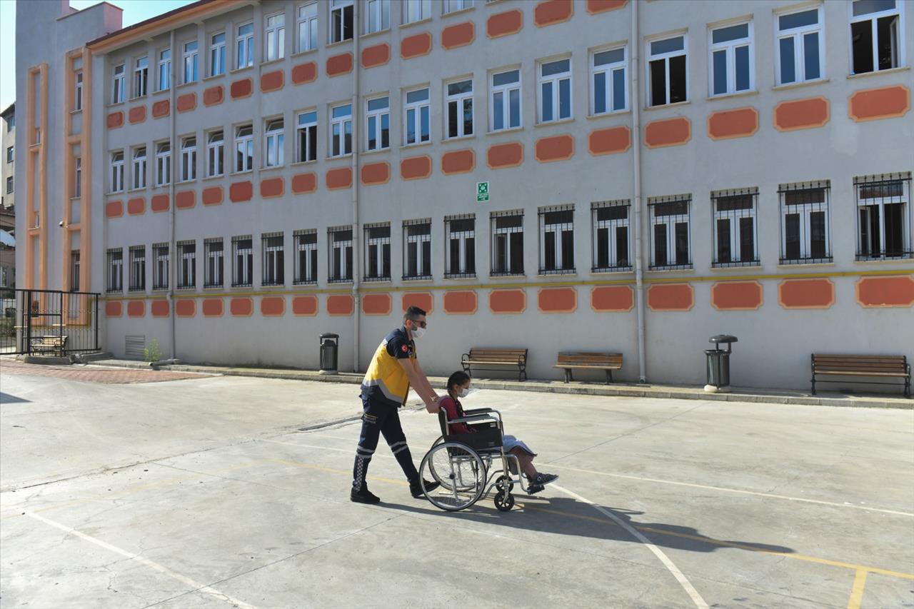 Esenyurt’ta Ameliyat Olan Öğrenci, Hasta Nakil Aracıyla Sınava Götürüldü