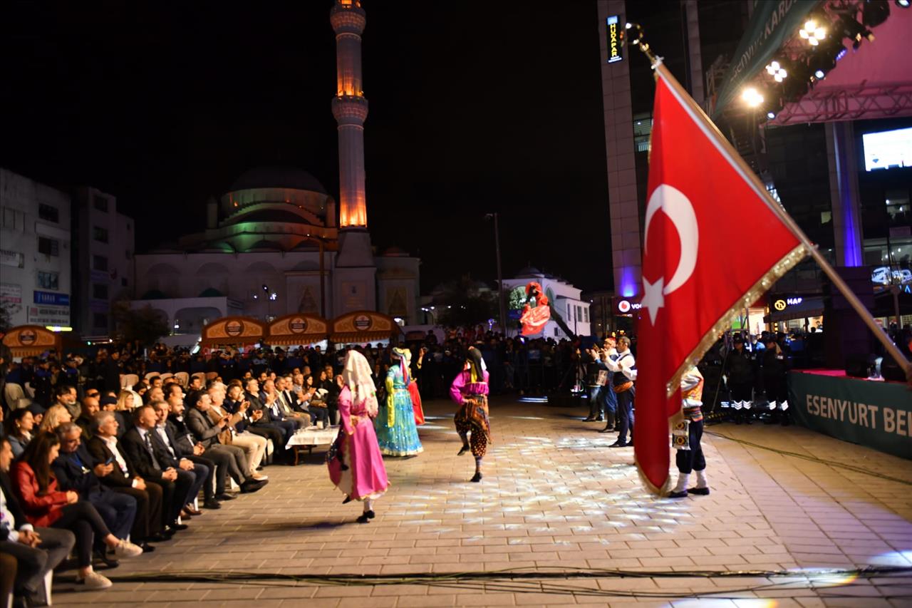 Kardeş Kültürler Festivali Kardeşlik Halaylarıyla Başladı