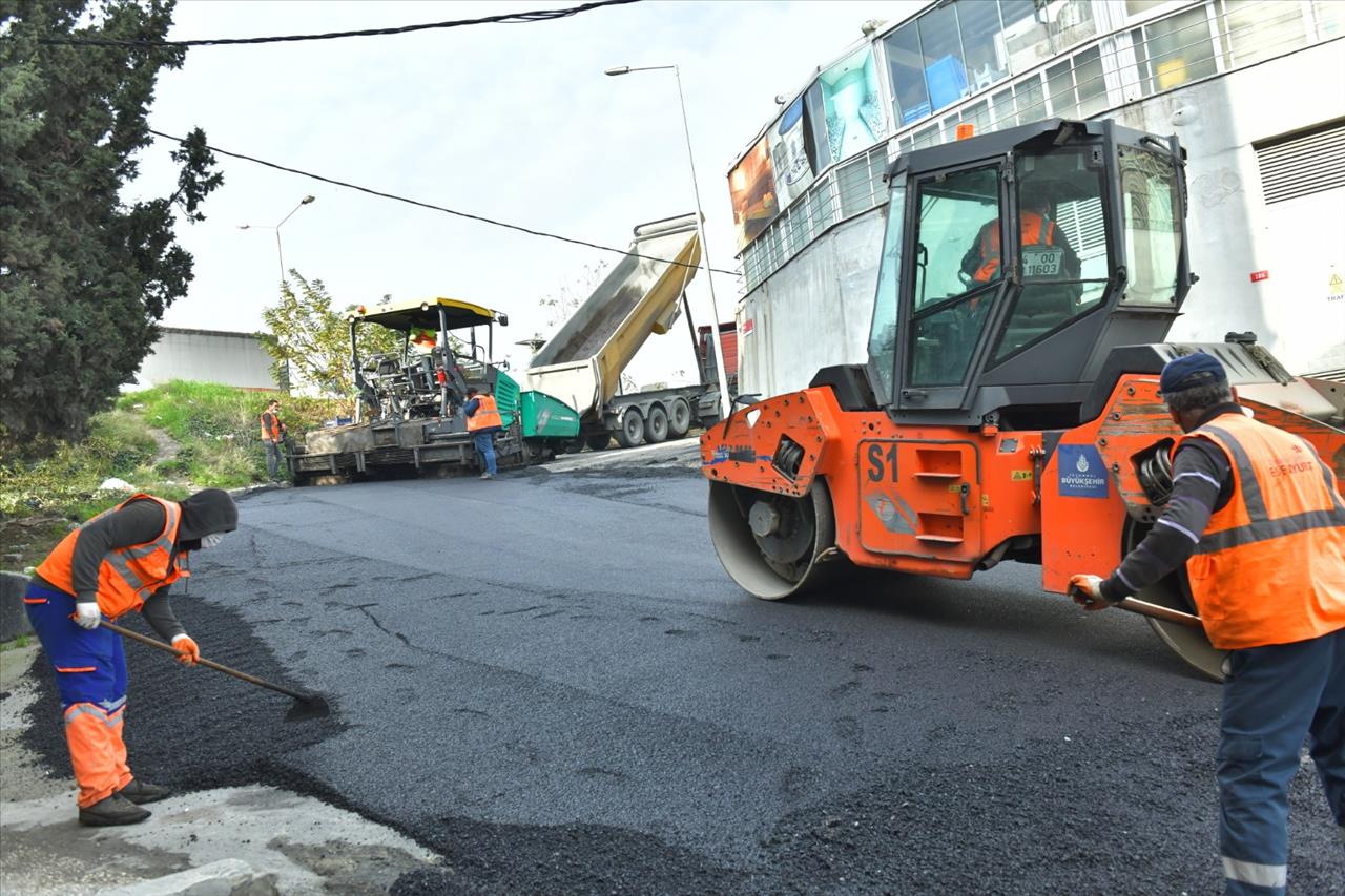 Esenyurt Belediyesi Yolları Yenilemeye Devam Ediyor