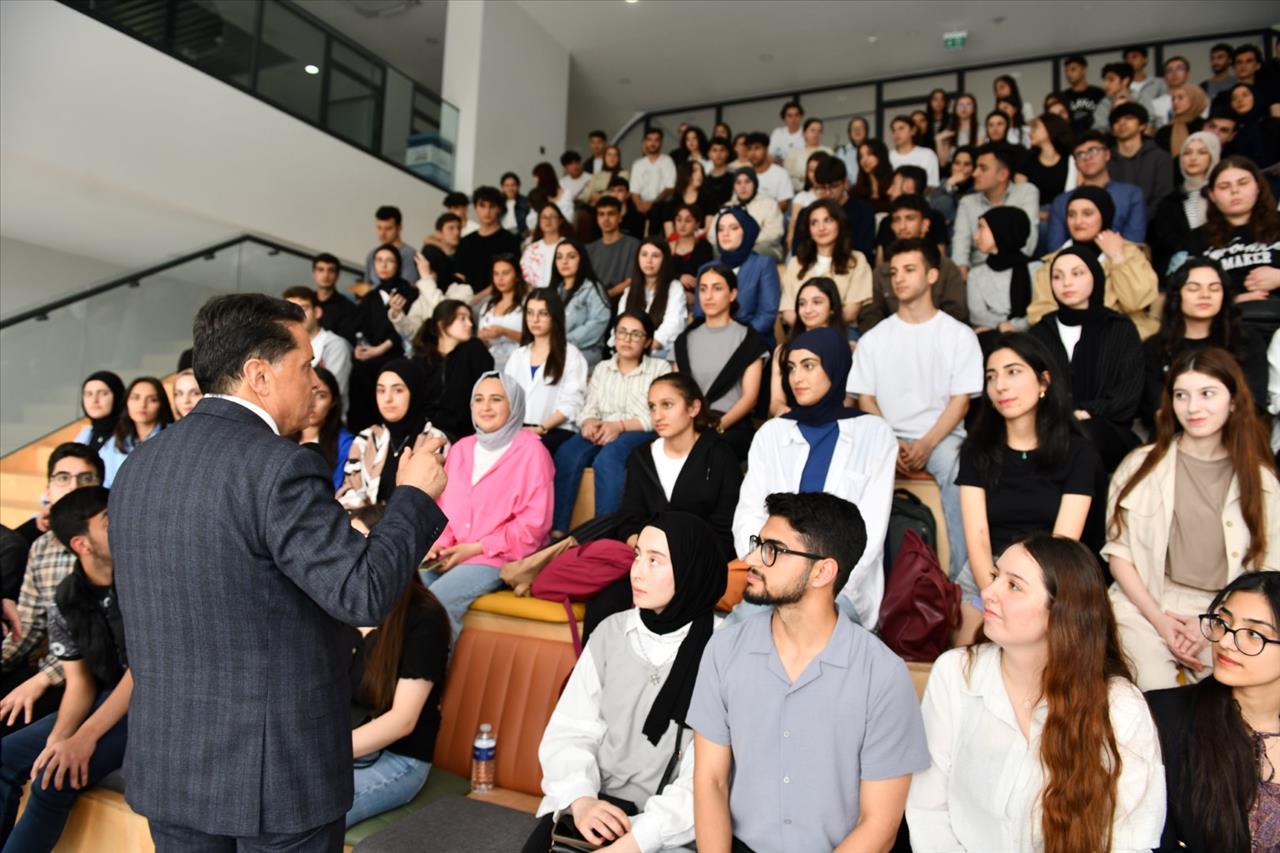 Başkan Özer Gençlerin Gelecek Hayâllerinde Yanlarında