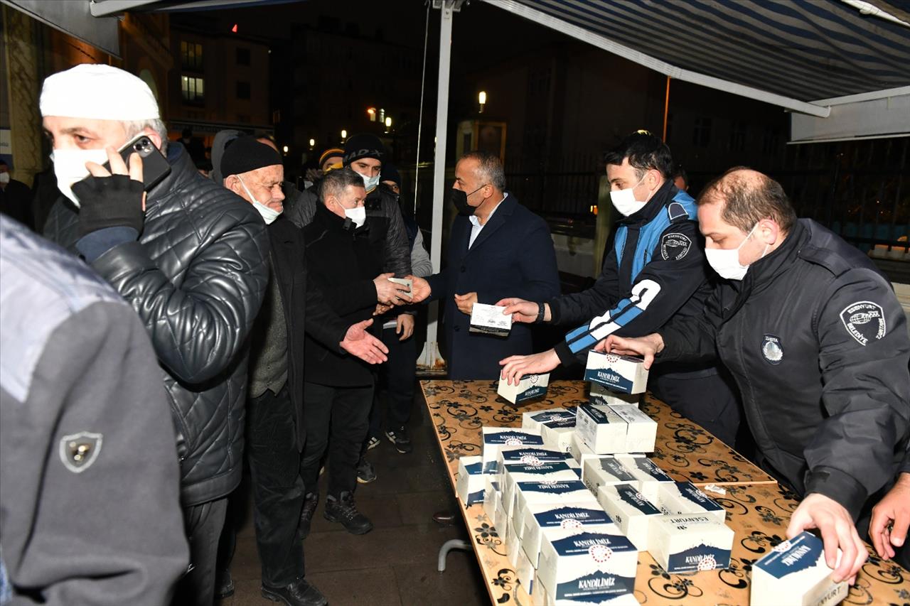 Esenyurt Belediyesi’nden Vatandaşlara Kandil Simidi İkramı