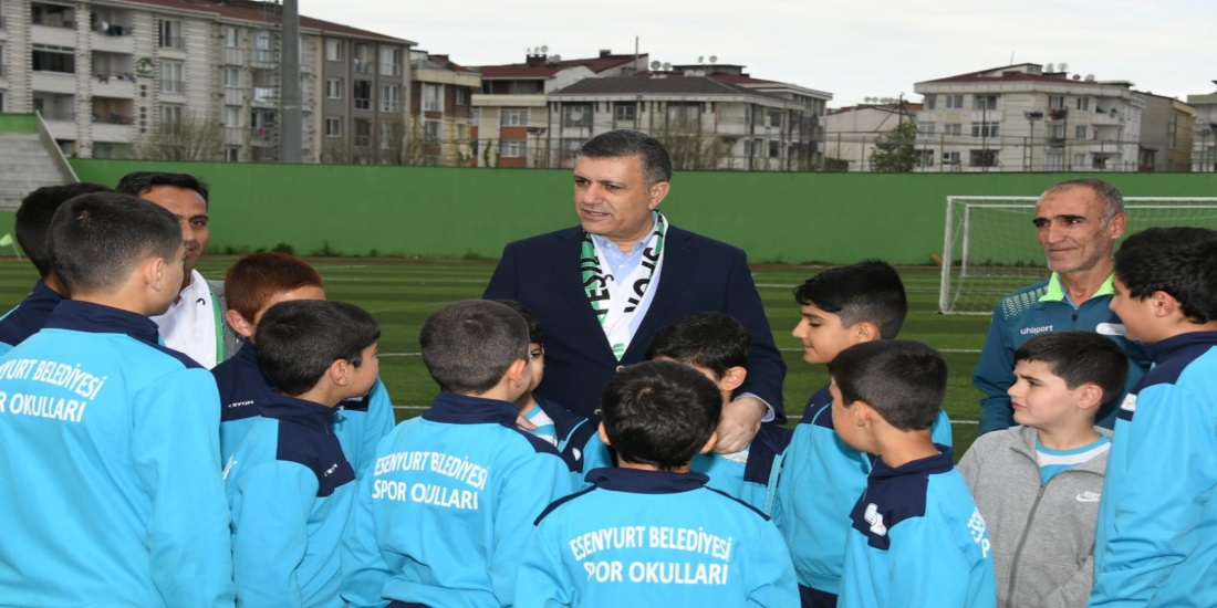 Bozkurt Esenyurtlu futbolcu gençleri şampiyonluğa uğurladı