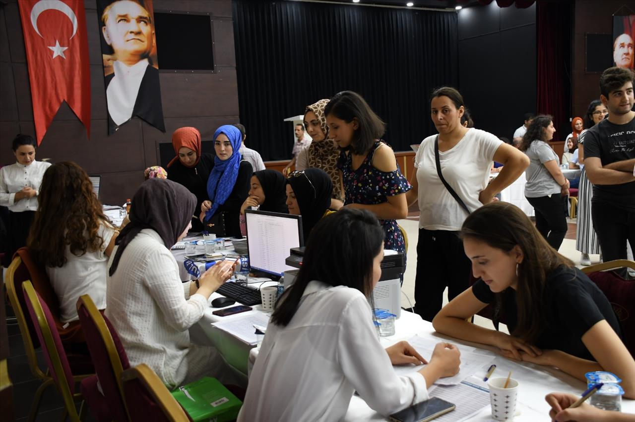 Esenyurt Belediyesi’nden Üniversiteli Adaylara Tercih Desteği