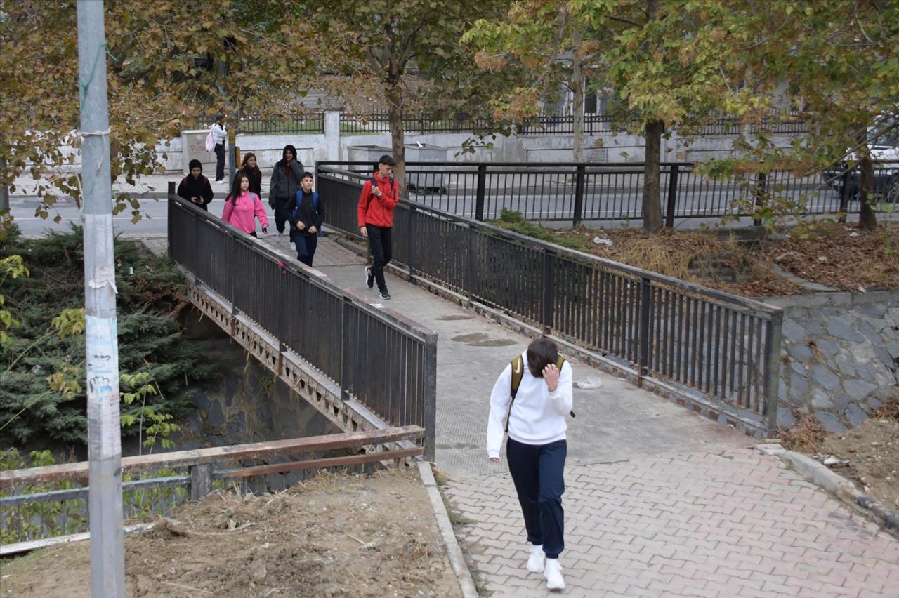 Çocukların Okul Yolu Köprüsüne Esenyurt Belediyesi’nden Kalıcı Çözüm