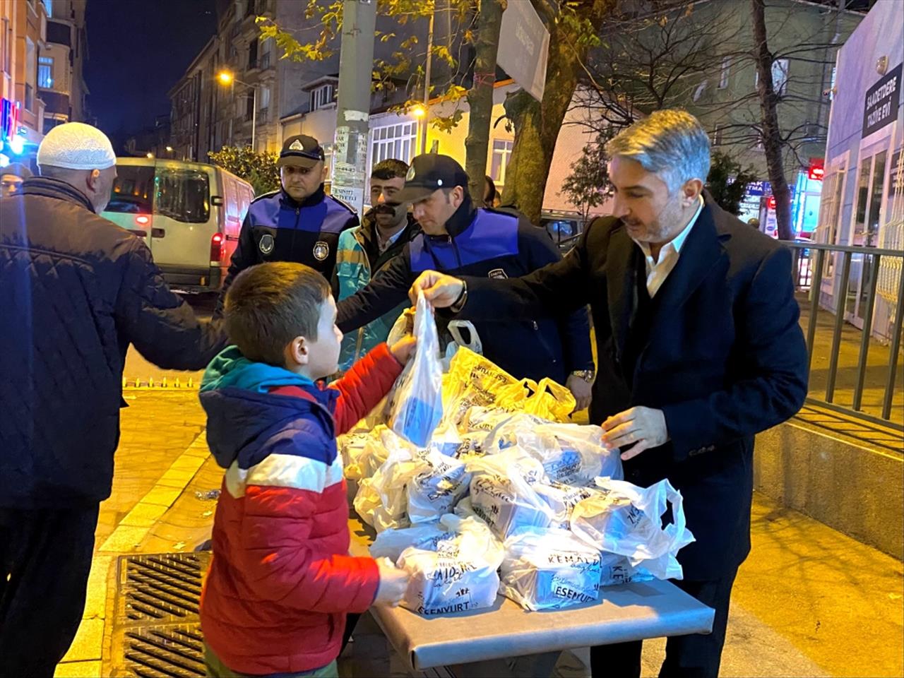 Esenyurt Belediyesi’nden Vatandaşlara Kandil Simidi İkramı