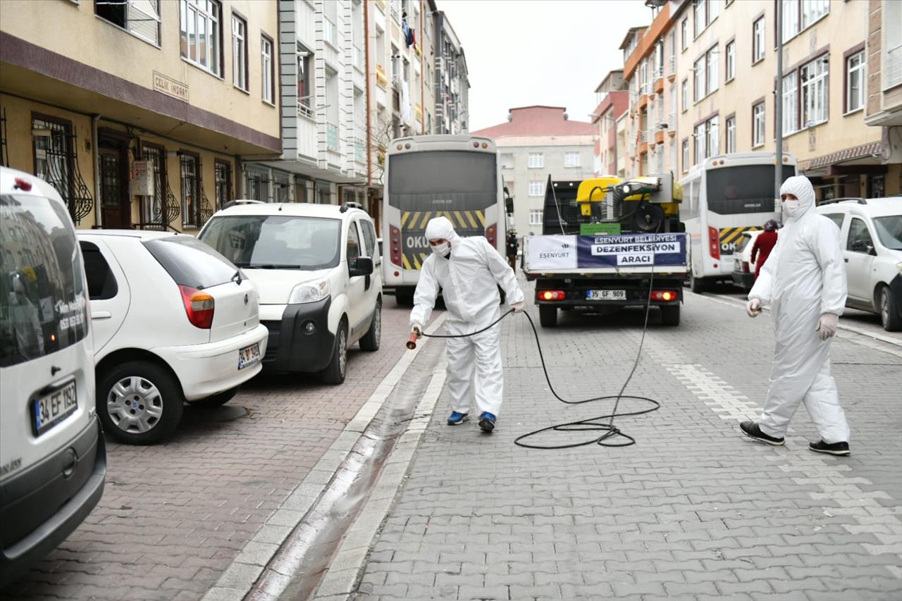 Esenyurt'ta Cadde ve Sokaklar Koronavirüse Karşı İlaçlanıyor