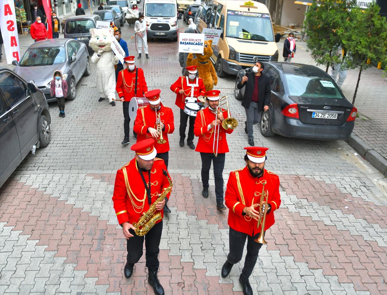 Esenyurt’ta Bando Takımı Eşliğinde Dezenfeksiyon