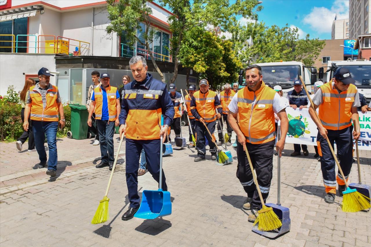 Başkan Bozkurt Farkındalık İçin Sokakları Süpürdü