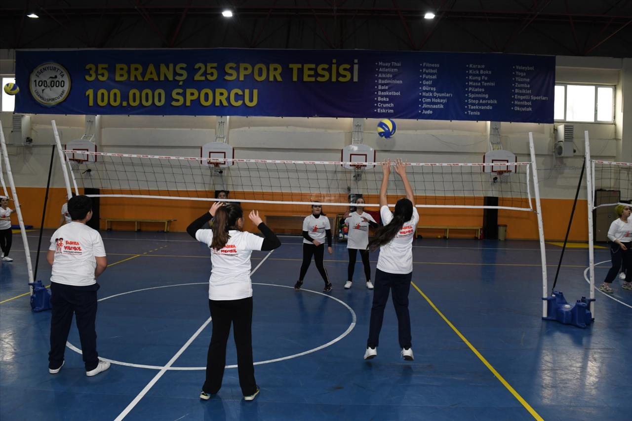 Usta Voleybolcular Esenyurt’ta Yetişiyor