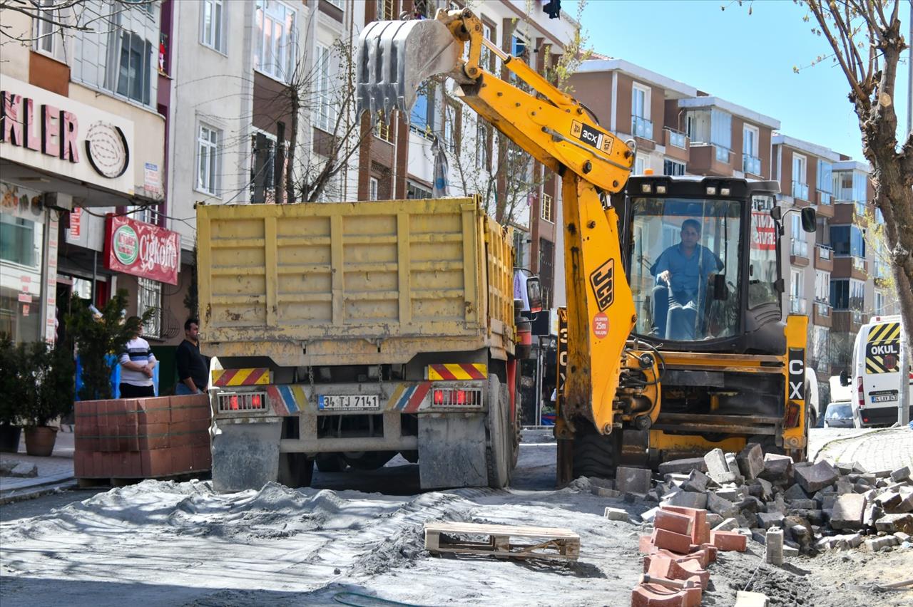 Esenyurt Belediyesi Yolları Güzelleştirmeye Devam Ediyor