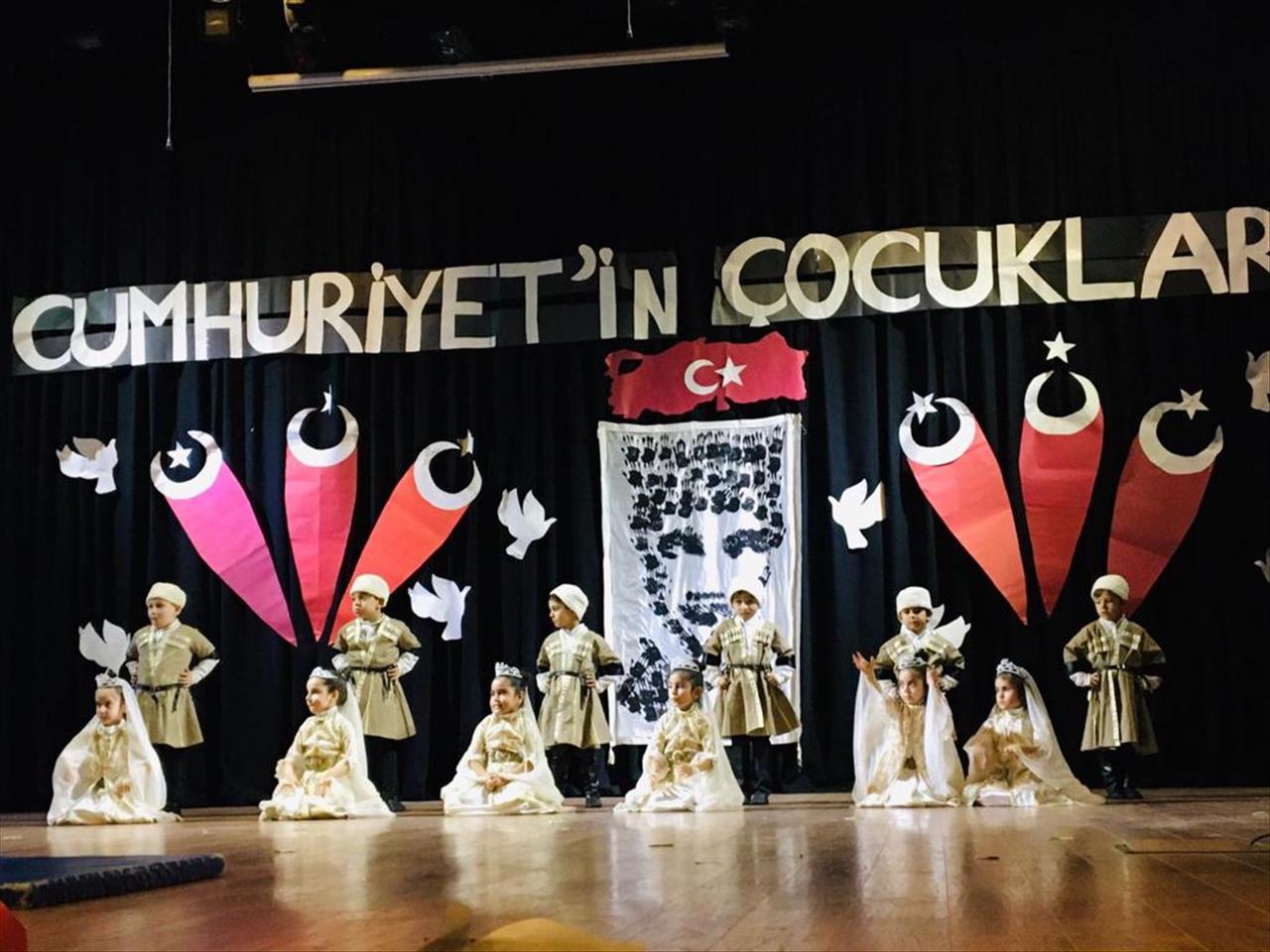 Esenyurtlu Çocuklardan “Cumhuriyet’in Çocukları” Gösterisi