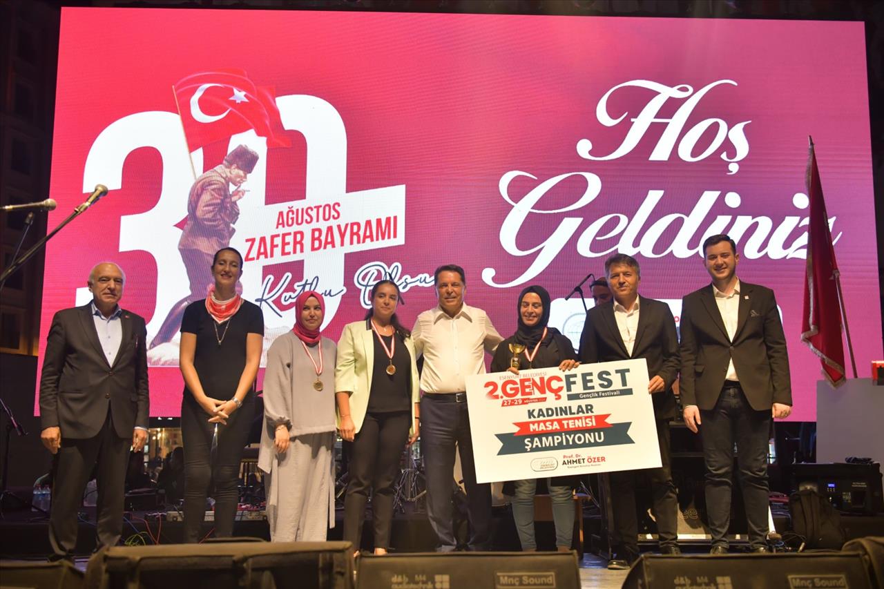 GençFest’te Dereceye Giren Gençler Ödüllerini Başkan Özer’den Aldı