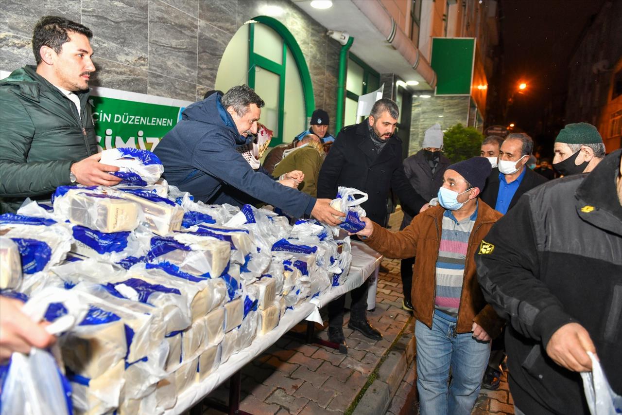 Esenyurt’ta Vatandaşlara Kandil Simidi Dağitildi