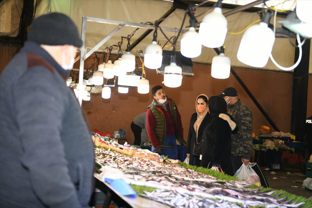 Esenyurt Belediyesi Zabıta Ekiplerinden Pazarlarda Maske ve Yaş Denetimi