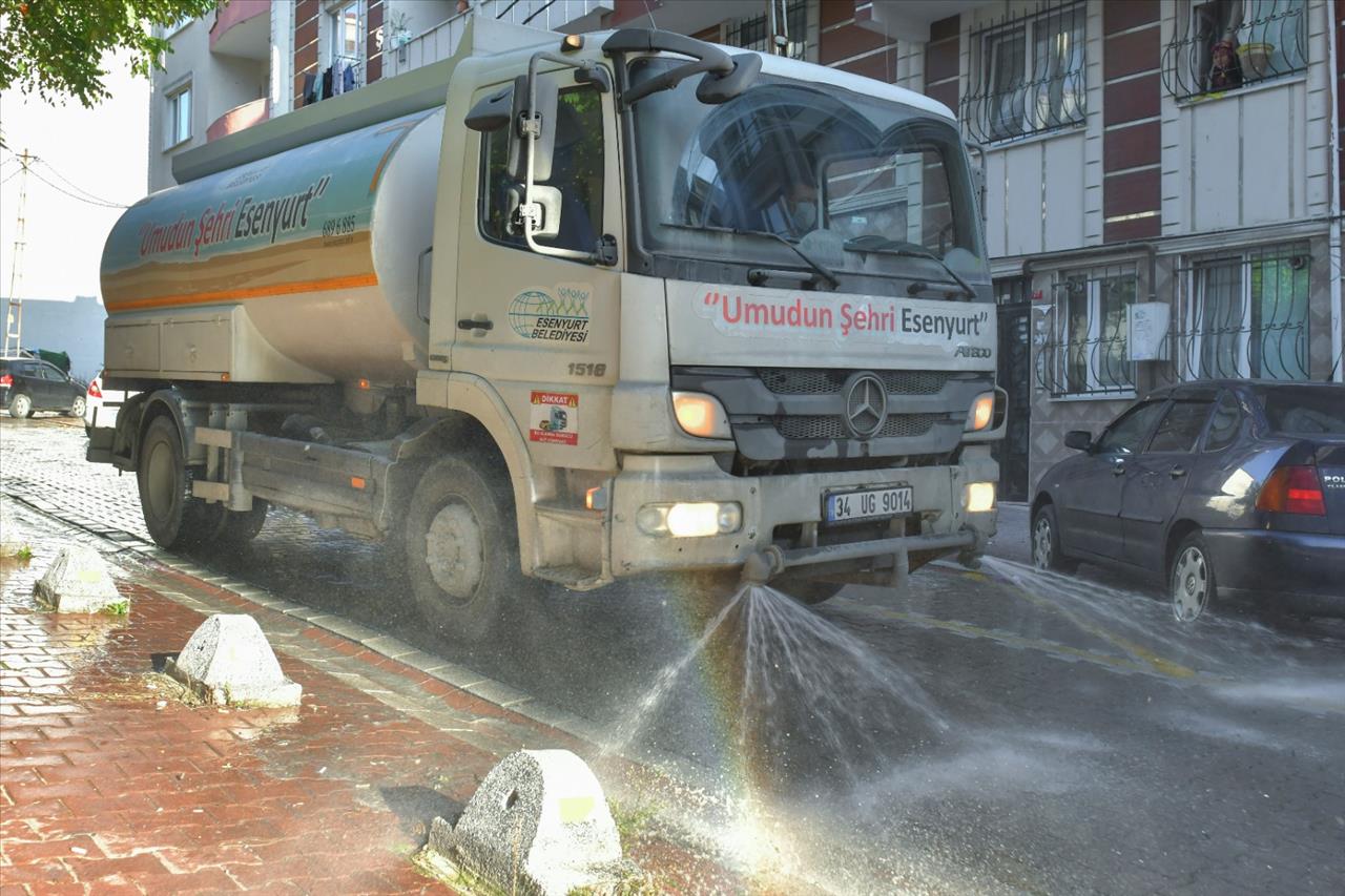 Cadde Ve Sokaklar Koronavirüse Karşı Yıkanıyor